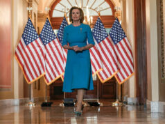 ‘Fizemos história’: Presidente Emérita Nancy Pelosi se aposentará ARQUIVO - A presidente da Câmara, Nancy Pelosi, da Califórnia, rasga sua cópia do discurso do presidente Donald Trump sobre o Estado da União depois que ele o entregou em uma sessão conjunta do Congresso no Capitólio, em Washington, em 4 de fevereiro de 2020, enquanto o vice-presidente Mike Pence está à esquerda. (Foto AP / Susan Walsh, Arquivo)