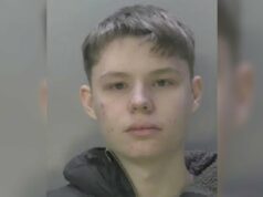 ‘Frio, sinistro e calculado’: adolescente funcionária de creche presa por estuprar menino de três anos Uma entrevista policial com Thomas Waller (Polícia de Surrey)
