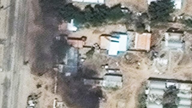 Uma imagem de satélite tirada em 6 de novembro mostra a fumaça de um incêndio aceso no Hospital Saudita em El-Fasher.