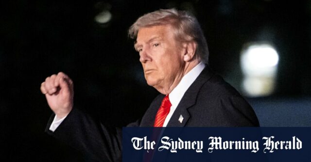 Membros da Guarda Nacional da Califórnia separando produtos no Banco Alimentar de Los Angeles na semana passada.