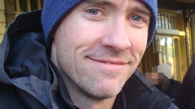 O desfile de ônibus aberto trouxe torcedores exultantes do Liverpool às ruas em massa.