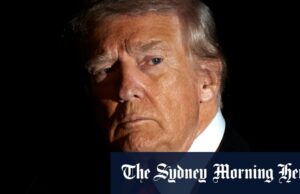 ‘Você deve votar nele’: Trump intervém nas eleições para prefeito de Nova York Zohran Mamdani faz campanha no Harlem, Nova York, no domingo.