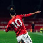 JJ Gabriel lança um tackle em Old Trafford