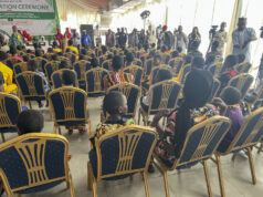 130 estudantes nigerianos libertados após rapto em massa 130 estudantes nigerianos libertados após rapto em massa