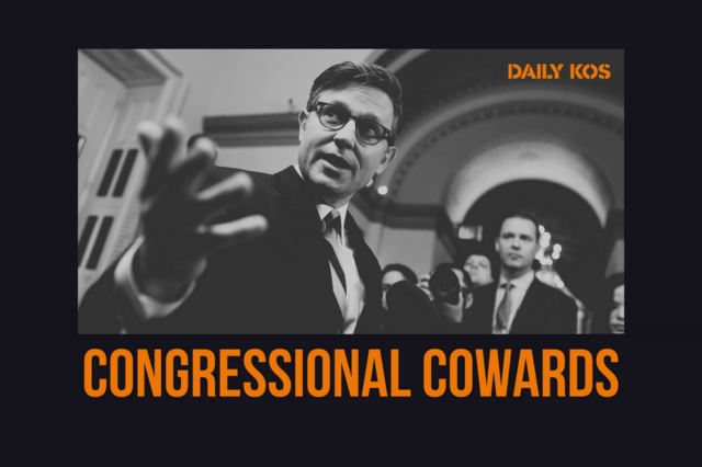 O presidente da Câmara, Mike Johnson, R-La., Terceira direita, está ao lado de membros republicanos conservadores, a partir da esquerda, o deputado Andy Ogles, R-Tenn., o deputado Ralph Norman, RS.C., e o deputado Keith Self, R-Texas, enquanto os membros do Freedom Caucus concordam em mudar seu voto a favor de Johnson para permanecer como presidente, enquanto a Câmara dos Representantes convoca o novo 119º Congresso com uma pequena maioria republicana, no Capitólio em Washington, sexta-feira, 3 de janeiro, 2025. (Foto AP/J. Scott Applewhite)