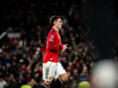 17 Contribuições defensivas: estrela do Manchester United apresenta seu melhor desempenho nesta temporada Manuel Ugarte bloqueia cruzamento contra o Newcastle