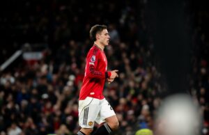 17 Contribuições defensivas: estrela do Manchester United apresenta seu melhor desempenho nesta temporada Manuel Ugarte bloqueia cruzamento contra o Newcastle