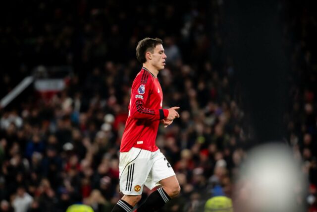 Manuel Ugarte bloqueia cruzamento contra o Newcastle