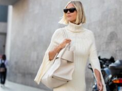 17 vestidos de inverno emagrecedores que fazem desaparecer a ‘protuberância do sutiã’ Diane Batoukina usa um pulôver de lã vermelho com padrão de Natal bordado branco, shorts pregueados de lã / tweed branco, anéis, uma bolsa de couro acolchoado vermelho brilhante pregado / cravejado da Valentino, durante uma sessão de fotos de moda de estilo de rua, em 15 de dezembro de 2021 em Paris, França.