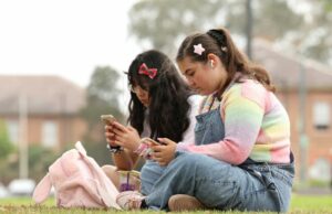 Natal desconectado: proibição de mídia social para adolescentes australianos traz problemas de férias Yahoo news home