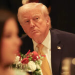 Trump, Melania e seu pai, Viktor Knavs, participaram de um jantar de Natal em seu resort em Mar-a-Lago na quarta-feira. / ANDREW CABALLERO-REYNOLDS / AFP via Getty Images