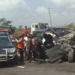 Um Jeep Lexus pode ser visto completamente destruído em fotos sombrias tiradas por testemunhas oculares, enquanto um Mitsubishi que se acredita fazer parte do comboio de Anthony Joshua permanece intacto a poucos metros de distância.