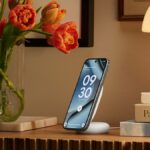 O carregador magnético para carro Spigen Cryomax em um carro.