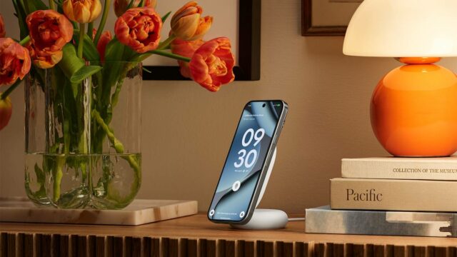 O carregador magnético para carro Spigen Cryomax em um carro.