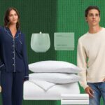 Uma mulher vestindo pijama azul