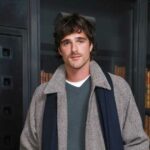 Margot Robbie defende o elenco do Morro dos Ventos Uivantes de Jacob Elrodi em meio a reações adversas