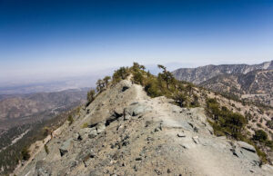 3 caminhantes encontrados mortos durante esforço de busca e resgate na Califórnia, dizem as autoridades Matthew Micah Wright / Getty Images, ARQUIVO - FOTO: Nesta foto de arquivo sem data, o Monte Baldy é mostrado nas montanhas de San Gabriel, na Califórnia.