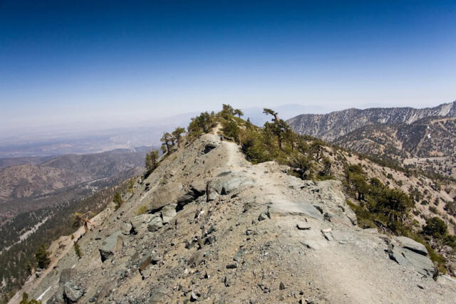 3 caminhantes encontrados mortos durante esforço de busca e resgate Matthew Micah Wright / Getty Images, ARQUIVO - FOTO: Nesta foto de arquivo sem data, o Monte Baldy é mostrado nas montanhas de San Gabriel, na Califórnia.