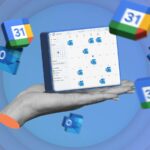 Homem sorrindo enquanto olha para o telefone ao ar livre, com uma sobreposição de uma programação colorida do Google Agenda exibindo alguns eventos.