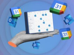 4 atualizações silenciosas do Agenda que mudaram a forma como administro meu tempo Homem sorrindo enquanto olha para o telefone ao ar livre, com uma sobreposição de uma programação colorida do Google Agenda exibindo alguns eventos.