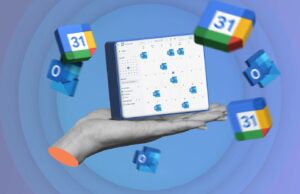 4 atualizações silenciosas do Agenda que mudaram a forma como administro meu tempo Homem sorrindo enquanto olha para o telefone ao ar livre, com uma sobreposição de uma programação colorida do Google Agenda exibindo alguns eventos.