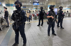 4 pessoas mortas e 9 feridas após ataque com facadas em massa e bombardeio de fumaça na estação de trem Agência Nacional de Polícia de Taiwan/Anadolu via Getty Polícia em prontidão após um ataque com faca em Taipei, Taiwan, em 20 de dezembro