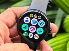5 aplicativos de saúde Wear OS subestimados que eu gostaria de ter encontrado antes Pessoa que usa um Galaxy Watch com ícones flutuantes mostrando recursos como frequência cardíaca, pagamentos sem contato, alertas e RA.