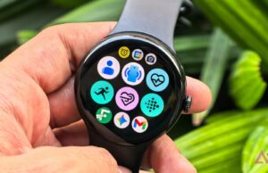 5 aplicativos de saúde Wear OS subestimados que eu gostaria de ter encontrado antes Pessoa que usa um Galaxy Watch com ícones flutuantes mostrando recursos como frequência cardíaca, pagamentos sem contato, alertas e RA.