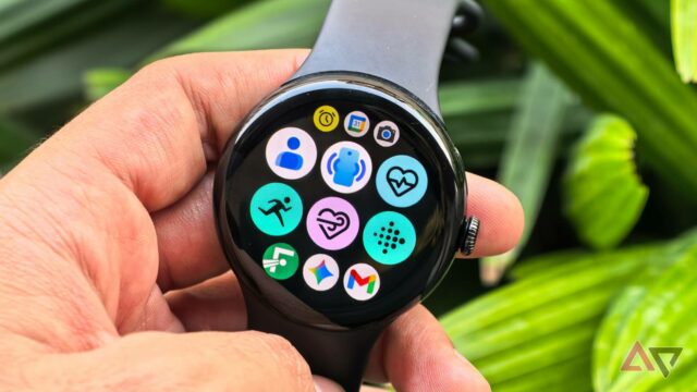 5 aplicativos de saúde Wear OS subestimados que eu gostaria Pessoa que usa um Galaxy Watch com ícones flutuantes mostrando recursos como frequência cardíaca, pagamentos sem contato, alertas e RA.