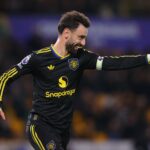 Bruno Fernandes da comemoração do gol do Manchester United com Matheus Cunha, uniforme preto