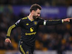 5 chances criadas, 85 toques: a estrela do Man Utd está cada vez melhor e sua importância está prestes a crescer Bruno Fernandes da comemoração do gol do Manchester United com Matheus Cunha, uniforme preto