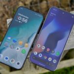 Ilustração de uma mão segurando um telefone com o mascote do Android na tela e vários ícones de aplicativos ao redor.