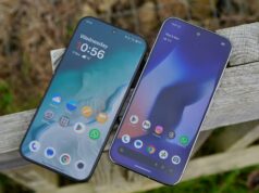 6 aplicativos Android gratuitos que provam que as assinaturas são superestimadas Ilustração de uma mão segurando um telefone com o mascote do Android na tela e vários ícones de aplicativos ao redor.