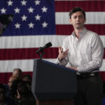 O senador dos EUA Jon Ossoff, D-Ga., fala durante uma reunião de Rally pela nossa República, sábado, 22 de março de 2025, em Atlanta. (Foto AP/Mike Stewart)