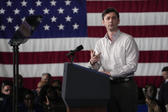 O senador dos EUA Jon Ossoff, D-Ga., fala durante uma reunião de Rally pela nossa República, sábado, 22 de março de 2025, em Atlanta. (Foto AP/Mike Stewart)