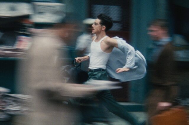 O chef Jeff Chen seleciona uma variedade de peixes para preparar um prato para os clientes durante um jantar omakase no restaurante japonês Tancho em Castro Valley em 10 de dezembro de 2025. (Ray Chavez/Bay Area News Group)