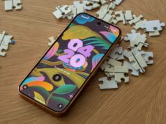 7 recursos que economizam tempo no Android que me ajudaram a recuperar horas todas as semanas Mascote do Android entre caixas de papelão etiquetadas para aplicativos, capturas de tela, notificações e distrações, em frente à tela de um smartphone, com uma vassoura apoiada nas caixas.