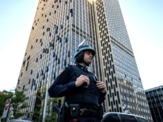 8 juízes de imigração demitidos na última mudança de administração de Trump: relatório NYPD officers stand guard outside of 26 Federal Plaza in NYC on October 21, 2025. (Photo by Adam Gray/Getty Images)