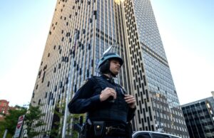 8 juízes de imigração demitidos na última mudança de administração de Trump: relatório NYPD officers stand guard outside of 26 Federal Plaza in NYC on October 21, 2025. (Photo by Adam Gray/Getty Images)