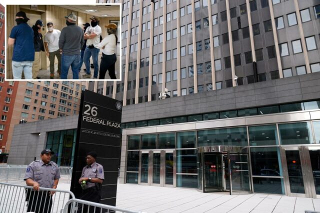 Agentes federais à paisana patrulham os corredores do tribunal de imigração.
