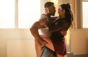 A 5ª temporada de ‘Emily in Paris’ encontra um novo triângulo amoroso inesperado e fumegante em Mindy, Alfie e Nico ?! A 5ª temporada de 'Emily in Paris' encontra um novo triângulo amoroso inesperado e fumegante em Mindy, Alfie e Nico ?!