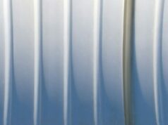 A Apple compartilhou lições de ‘bendgate’ ao ajudar pequenos fabricantes dos EUA a inovar A Apple compartilhou lições do 'bendgate' ao ajudar pequenos fabricantes dos EUA a inovar | Imagem abstrata de linhas dobradas