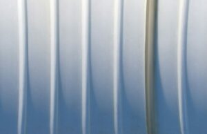 A Apple compartilhou lições de ‘bendgate’ ao ajudar pequenos fabricantes dos EUA a inovar A Apple compartilhou lições do 'bendgate' ao ajudar pequenos fabricantes dos EUA a inovar | Imagem abstrata de linhas dobradas