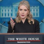 A secretária de imprensa da Casa Branca, Karoline Leavitt, fala durante uma coletiva de imprensa na Casa Branca, quinta-feira, 11 de dezembro de 2025, em Washington (AP)