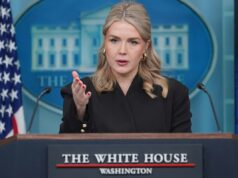 A Casa Branca foi pega de surpresa quando questionada sobre como o bilionário Trump pode dizer aos americanos comuns para limitarem os presentes de Natal das crianças A secretária de imprensa da Casa Branca, Karoline Leavitt, fala durante uma coletiva de imprensa na Casa Branca, quinta-feira, 11 de dezembro de 2025, em Washington (AP)