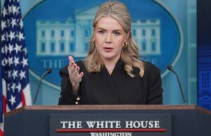 A Casa Branca foi pega de surpresa quando questionada sobre como o bilionário Trump pode dizer aos americanos comuns para limitarem os presentes de Natal das crianças A secretária de imprensa da Casa Branca, Karoline Leavitt, fala durante uma coletiva de imprensa na Casa Branca, quinta-feira, 11 de dezembro de 2025, em Washington (AP)