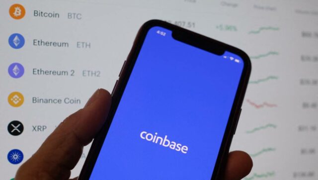 A Coinbase começa a integrar usuários novamente na Índia, planeja Coinbase's logo on a phone in front of crypto prices