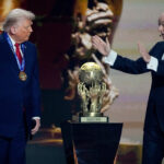 O Prêmio FIFA da Paz é colocado em um pedestal antes de ser concedido ao presidente Donald Trump durante o sorteio da Copa do Mundo de futebol de 2026 no Kennedy Center em Washington, sexta-feira, 5 de dezembro de 2025. (AP Photo/Stephanie Scarbrough, Pool)