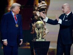 A Copa do Mundo é uma merda para Trump, e é uma merda O Prêmio FIFA da Paz é colocado em um pedestal antes de ser concedido ao presidente Donald Trump durante o sorteio da Copa do Mundo de futebol de 2026 no Kennedy Center em Washington, sexta-feira, 5 de dezembro de 2025. (AP Photo/Stephanie Scarbrough, Pool)