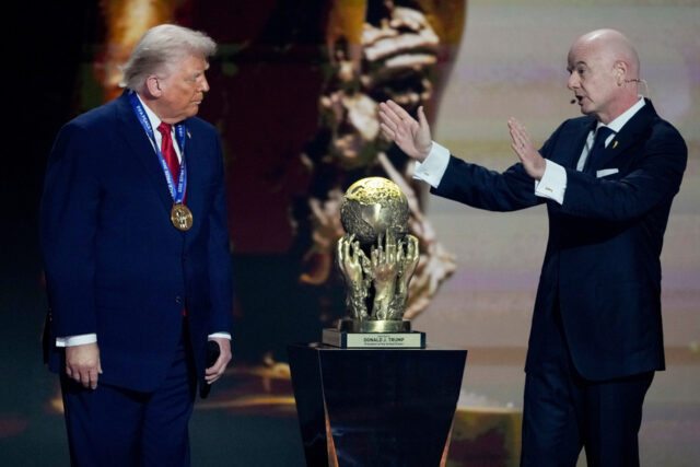O Prêmio FIFA da Paz é colocado em um pedestal antes de ser concedido ao presidente Donald Trump durante o sorteio da Copa do Mundo de futebol de 2026 no Kennedy Center em Washington, sexta-feira, 5 de dezembro de 2025. (AP Photo/Stephanie Scarbrough, Pool)
